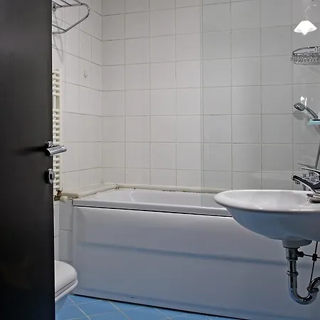 Ξενοδοχείο με διαμερίσματα The Y 4*